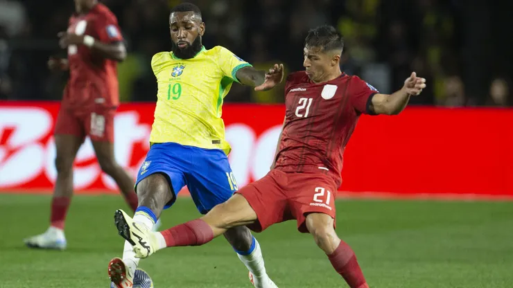 Gerson e Alan Franco, em disputa de bola. Foto: Hedeson Alves/AGIF