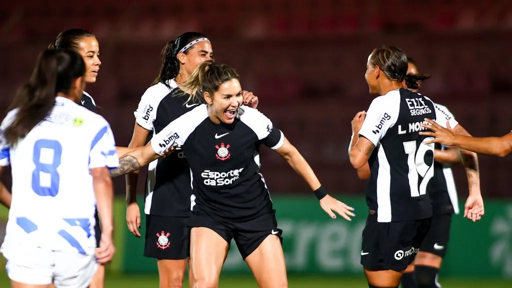 Jogadoras do time feminino do Corinthians em duelo contra o Taubaté