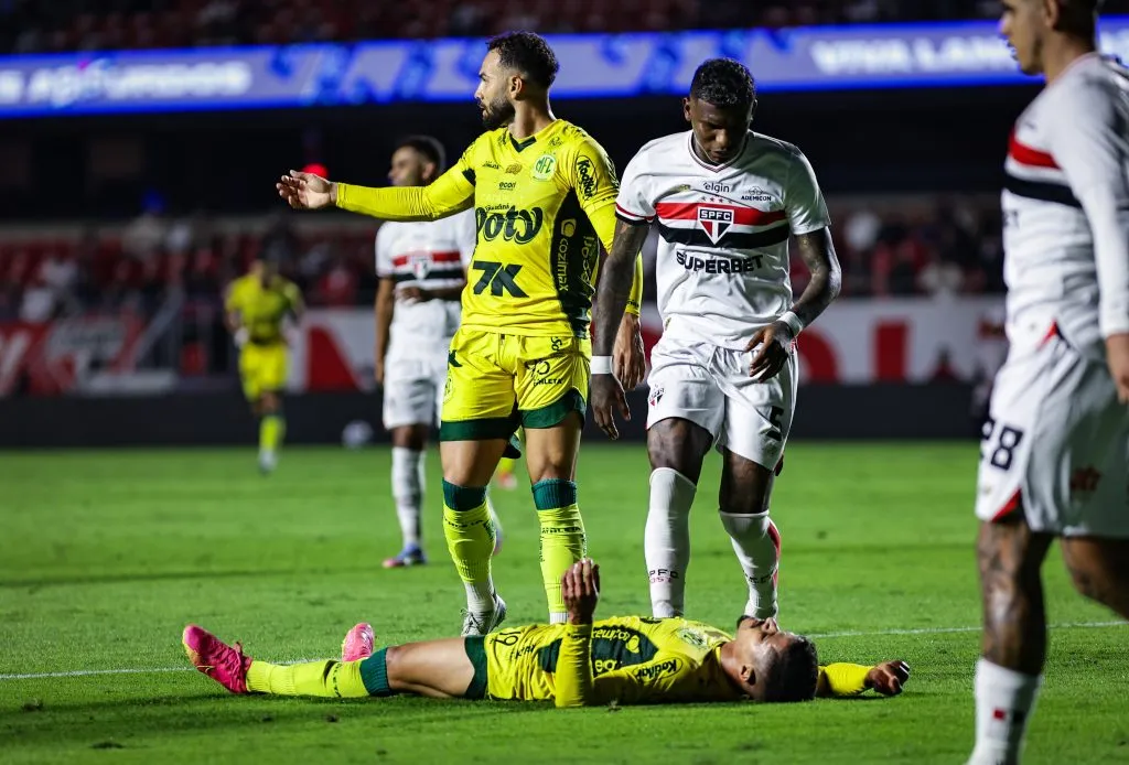 SP – SAO PAULO – 24/05/2025 – BRASILEIRO A 2025, SAO PAULO X MIRASSOL –  Jogador do Mirassol apos choque durante partida contra o Sao Paulo no estadio Morumbi pelo campeonato Brasileiro A 2025. Foto: Fabio Giannelli/AGIF