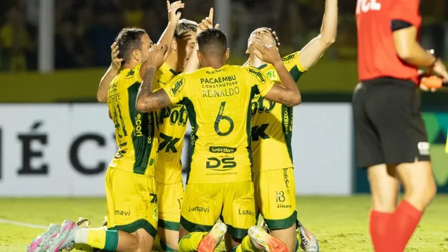Jogadores do Mirassol comemoram vitória ao final da partida contra o Corinthians no estádio Jose Maria de Campos Maia pelo campeonato Brasileiro A 2025. Foto: Joisel Amaral/AGIF