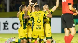 Jogadores do Mirassol comemoram vitória ao final da partida contra o Corinthians no estádio Jose Maria de Campos Maia pelo campeonato Brasileiro A 2025. Foto: Joisel Amaral/AGIF