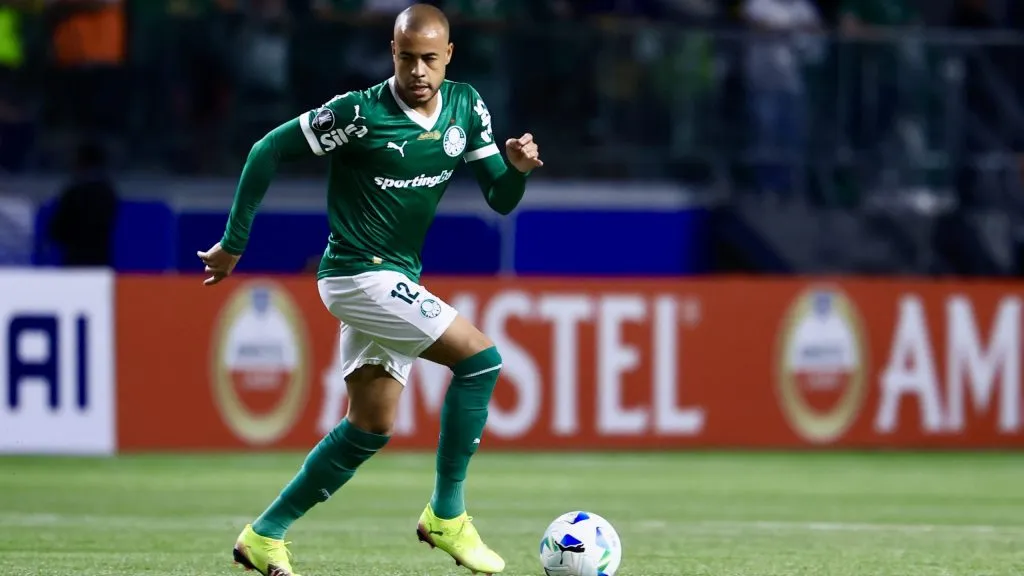 Mayke em ação pelo Palmeiras. Lateral tem histórico de muitos títulos pelo Clube Paulista – Foto: Marcello Zambrana/AGIF