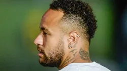 Neymar durante aquecimento antes de partida entre Vitória e Santos, no Barradão, pelo Brasileirão Betano.