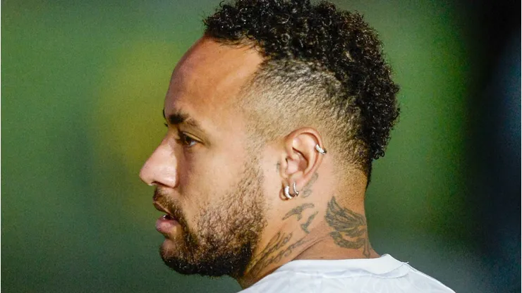 Neymar durante aquecimento antes de partida entre Vitória e Santos, no Barradão, pelo Brasileirão Betano.