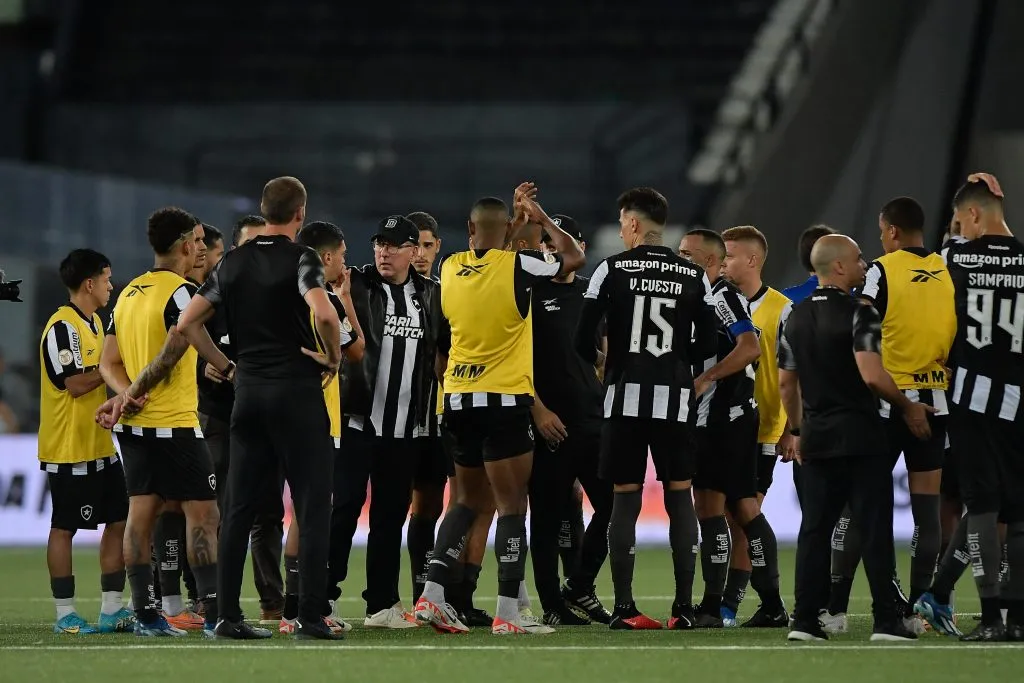 RJ – RIO DE JANEIRO – 01/11/2023 – BRASILEIRO A 2023, BOTAFOGO X PALMEIRAS – John Textor e jogadores do Botafogo lamenta derrota ao final da partida contra o Palmeiras no estadio Engenhao pelo campeonato Brasileiro A 2023. Foto: Thiago Ribeiro/AGIF