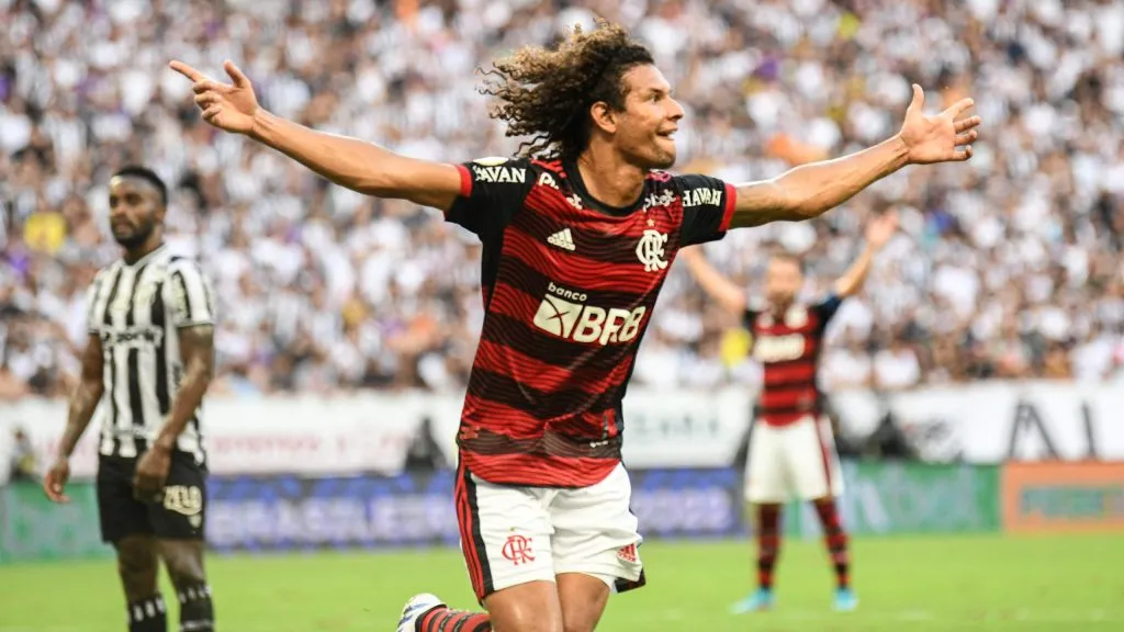 Willian Arão jogador do Flamengo comemora seu gol com jogadores do seu time durante partida contra o Ceará no estádio Arena Castelão pelo campeonato Brasileiro A 2022. Foto: Kely Pereira/AGIF