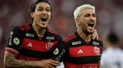 RJ - RIO DE JANEIRO - 28/07/2024 - BRASILEIRO A 2024, FLAMENGO X ATLETICO-GO - Arrascaeta jogador do Flamengo comemora seu gol com Pedro jogador da sua equipe durante partida contra o Atletico-GO no estadio Maracana pelo campeonato Brasileiro A 2024. Foto: Thiago Ribeiro/AGIF