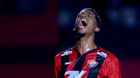 BA - SALVADOR - 12/03/2025 - COPA DO BRASIL 2025, VITORIA X NAUTICO - Carlinhos jogador do Vitoria durante partida contra o Nautico no estadio Barradao pelo campeonato Copa Do Brasil 2025. Foto: Jhony Pinho/AGIF