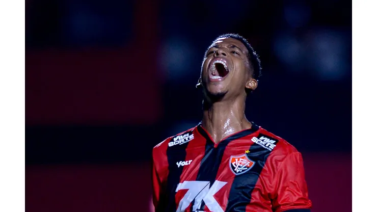 BA - SALVADOR - 12/03/2025 - COPA DO BRASIL 2025, VITORIA X NAUTICO - Carlinhos jogador do Vitoria durante partida contra o Nautico no estadio Barradao pelo campeonato Copa Do Brasil 2025. Foto: Jhony Pinho/AGIF