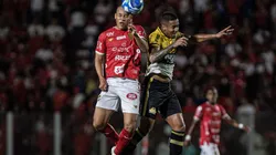 Jogadores de Vila Nova e Criciúma dividem bola aérea. Foto: Sipa US / Alamy Stock Photo