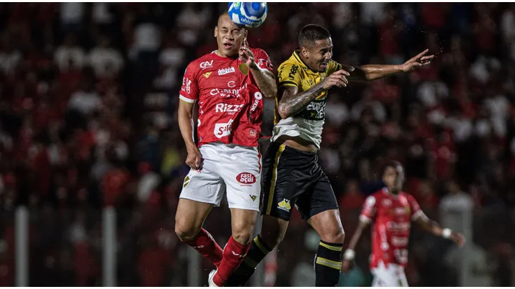 Jogadores de Vila Nova e Criciúma dividem bola aérea. Foto: Sipa US / Alamy Stock Photo
