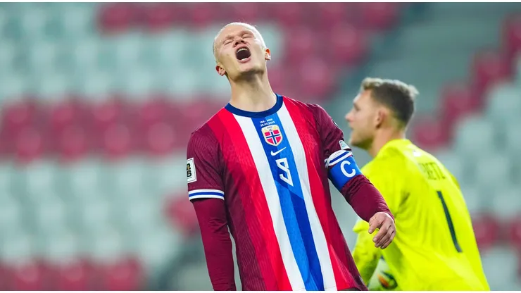 Erling Braut Haaland lamenta gol perdido em partida entre Noruega e Israel. Foto: NTB / Alamy Stock Photo