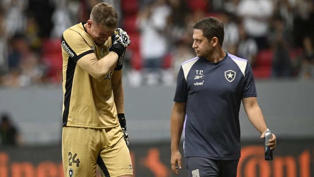 Leo Linck jogador do Botafogo durante partida contra o Capital no estádio Mane Garrincha pelo campeonato Copa Do Brasil 2025. Foto: Mateus Bonomi/AGIF
