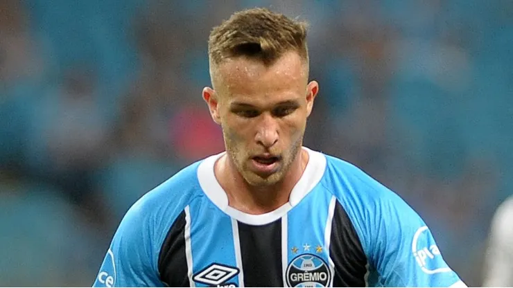 Arthur em partida pelo Grêmio - Foto: Ricardo Rímoli/AGIF