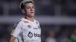 Leo Godoy, jogador do Santos, durante partida contra o Palmeiras no estadio Vila Belmiro pelo campeonato Paulista 2025. Foto: Ettore Chiereguini/AGIF