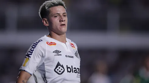 Leo Godoy, jogador do Santos, durante partida contra o Palmeiras no estadio Vila Belmiro pelo campeonato Paulista 2025. Foto: Ettore Chiereguini/AGIF
