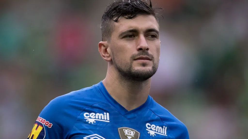 Arrascaeta, com a camisa do Cruzeiro. Foto: Pedro Vale/AGIF