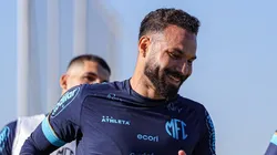 Edson Carioca, atacante do Mirassol durante treino coletivo no CT