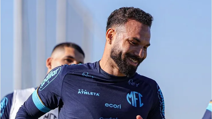 Edson Carioca, atacante do Mirassol durante treino coletivo no CT