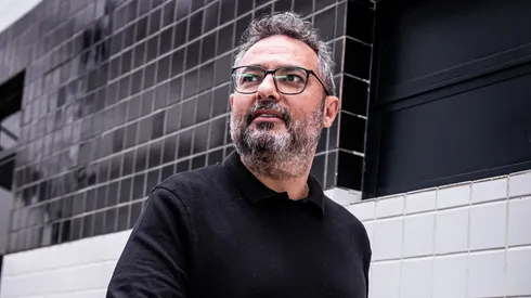 Alexandre Mattos vai resolvendo várias situações nos bastidores - Fotos: Raul Baretta/ Santos FC.