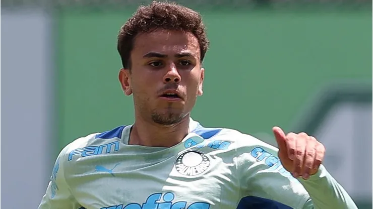 Pedro Lima voltou ao Brasil e vai decidir futuro