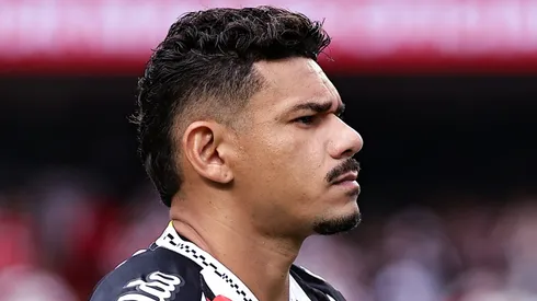 SP - SAO PAULO - 20/04/2025 - BRASILEIRO A 2025, SAO PAULO X SANTOS - Tiquinho Soares jogador do Santos durante execucao do hino nacional antes da partida contra o Sao Paulo no estadio Morumbi pelo campeonato Brasileiro A 2025.