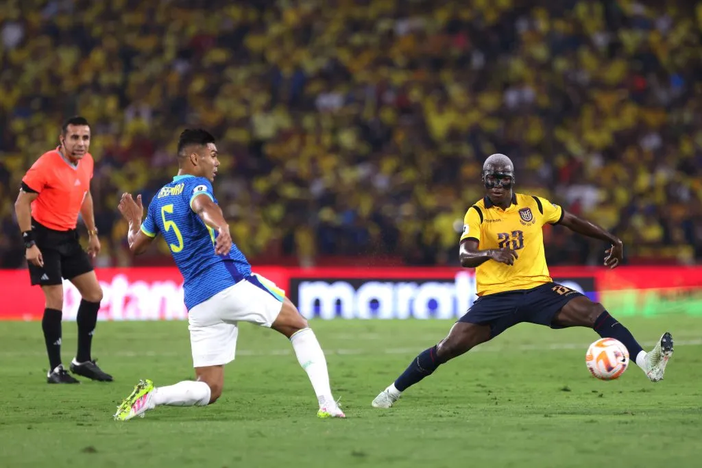 Caicedo e Casemiro disputando lance. Foto: Franklin Jacome/Getty Images