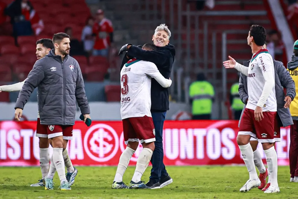 RS – PORTO ALEGRE – 01/06/2025 – BRASILEIRO A 2025, INTERNACIONAL X FLUMINENSE – Jogadores do Fluminense comemoram vitoria ao final da partida contra o Internacional no estadio Beira-Rio pelo campeonato Brasileiro A 2025. Foto: Maxi Franzoi/AGIF