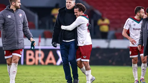 Jogadores do Fluminense comemoram vitória ao final da partida contra o Internacional no estádio Beira-Rio pelo campeonato Brasileiro A 2025. Foto: Maxi Franzoi/AGIF