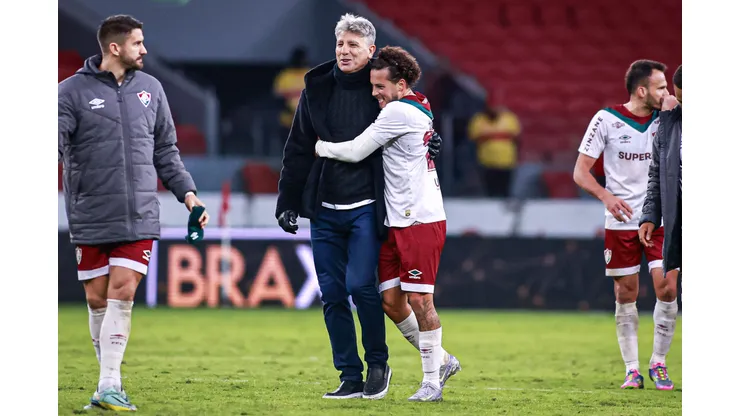 Jogadores do Fluminense comemoram vitória ao final da partida contra o Internacional no estádio Beira-Rio pelo campeonato Brasileiro A 2025. Foto: Maxi Franzoi/AGIF