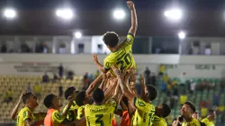Jogadores do Mirassol celebram com Camilo sua última partida pelo Mirassol no Maião, casa do Mirassol. Foto: Pedro Zacchi/AGIF