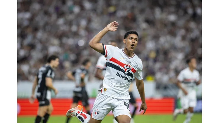 CE - FORTALEZA - 26/04/2025 - BRASILEIRO A 2025, CEARA X SAO PAULO - [Ryan Francisco] jogador do Sao Paulo comemora seu gol durante partida contra o Ceara no estadio Arena Castelao pelo campeonato Brasileiro A 2025. Foto: Baggio Rodrigues/AGIF