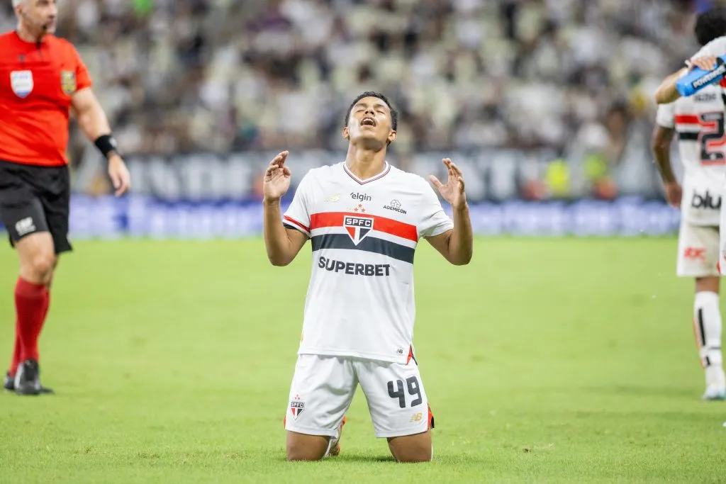 CE – FORTALEZA – 26/04/2025 – BRASILEIRO A 2025, CEARA X SAO PAULO – [Ryan Francisco] jogador do Sao Paulo comemora seu gol durante partida contra o Ceara no estadio Arena Castelao pelo campeonato Brasileiro A 2025. Foto: Baggio Rodrigues/AGIF