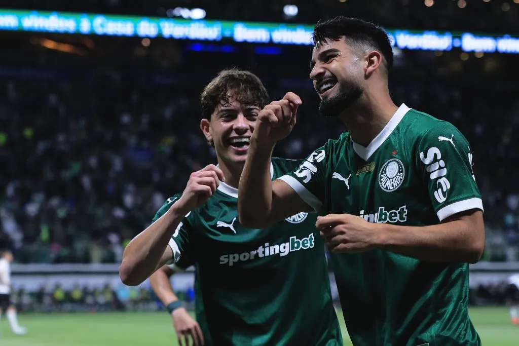 Flaco Lopez, jogador do Palmeiras, comemora seu gol com Agustin Giay jogador da sua equipe durante partida contra o Ceara no estadio Arena Allianz Parque pelo campeonato Copa Do Brasil 2025. Foto: Ettore Chiereguini/AGIF