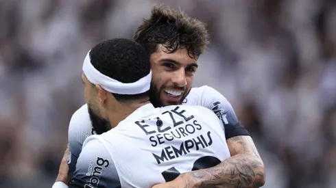 Yuri e Memphis comemorando gol no Brasileirão Betano