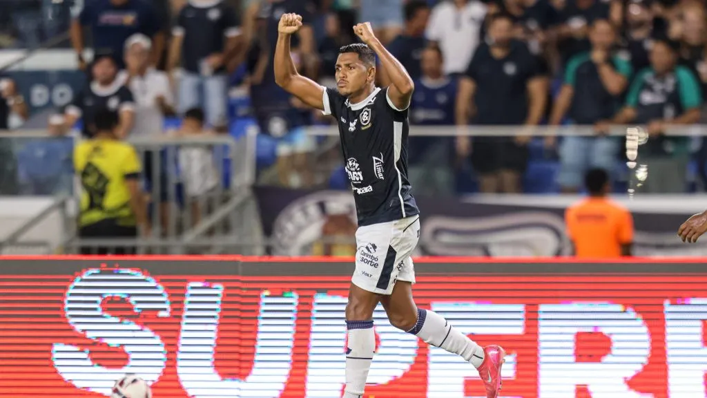 Pedro Rocha jogador do Remo comemora seu gol durante partida contra o Volta Redonda no estadio Mangueirao pelo campeonato Brasileiro B 2025. Foto: Fernando Torres/AGIF