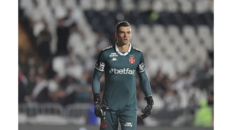 RJ - RIO DE JANEIRO - 31/05/2025 - BRASILEIRO A 2025, VASCO X BRAGANTINO - Leo Jardim goleiro do Vasco durante partida contra o Bragantino no estadio Sao Januario pelo campeonato Brasileiro A 2025. Foto: Thiago Ribeiro/AGIF