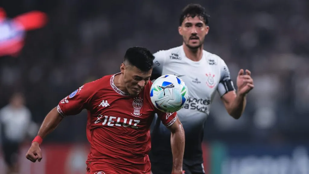 Gustavo Henrique jogador do Corinthians disputa lance com Sequeira jogador do Huracan durante partida no estádio Arena Corinthians pelo campeonato Copa Sul-americana 2025. Foto: Ettore Chiereguini/AGIF