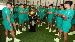 Elenco do Palestra observa o almejado troféu do Mundial de Clubes de 2025 - (Foto: Cesar Greco/Palmeiras/by Canon)