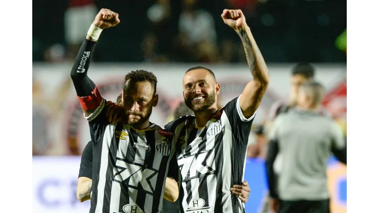Neymar e Guilherme jogadores do Santos comemoram vitória ao final da partida contra o Vitoria no estádio Barradão pelo campeonato Brasileiro A 2025. Foto: Jhony Pinho/AGIF