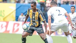 Jo com a posse de bola em partida do Amazonas pela Série B. Foto: ZUMA Press, Inc. / Alamy Stock Photo