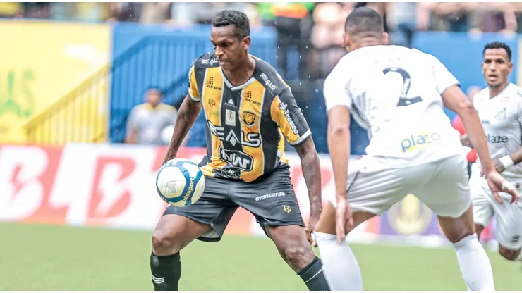 Jo com a posse de bola em partida do Amazonas pela Série B. Foto: ZUMA Press, Inc. / Alamy Stock Photo