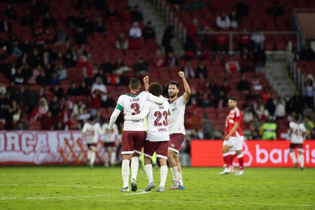 RS – PORTO ALEGRE – 01/06/2025 – BRASILEIRO A 2025, INTERNACIONAL X FLUMINENSE –  jogador do Fluminense comemora seu gol com jogadores do seu time durante partida contra o Internacional no estadio Beira-Rio pelo campeonato Brasileiro A 2025. Foto: Cristiano Junior/AGIF