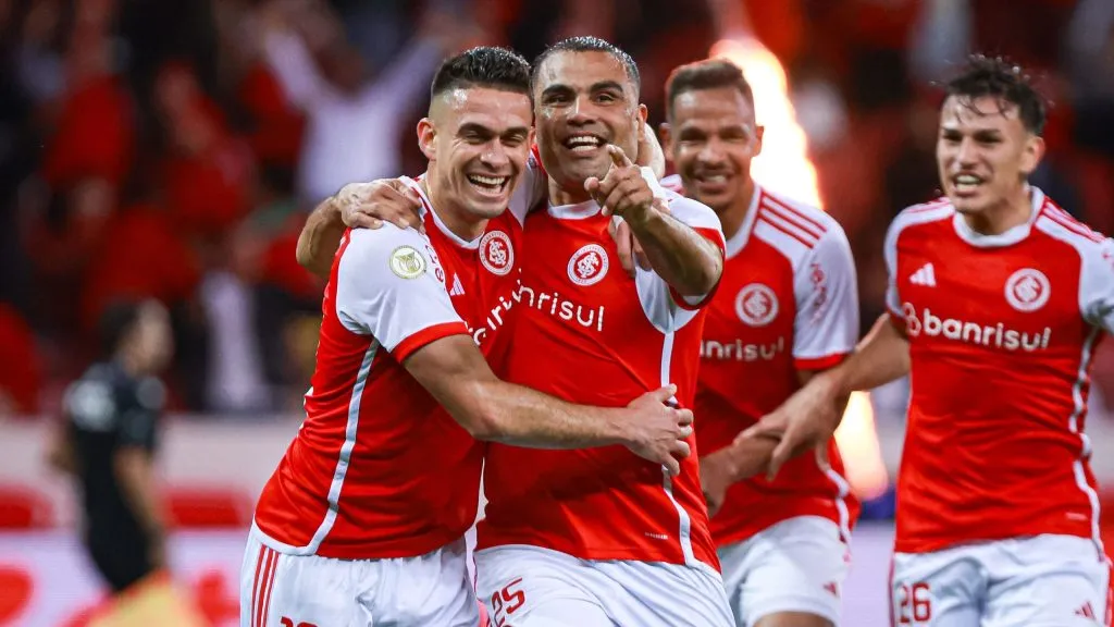Gabriel Mercado jogador do Internacional comemora seu gol com Rafael Borré jogador da sua equipe durante partida contra o Cuiabá no estádio Beira-Rio pelo campeonato Brasileiro A 2024. Foto: Maxi Franzoi/AGIF