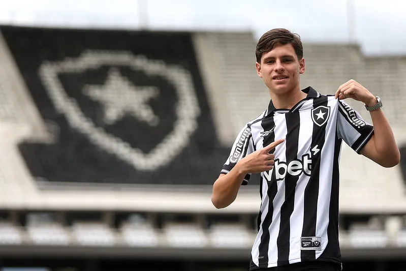 Montoro posou com a camisa do Botafogo. Foto: Vitor Silva/Botafogo