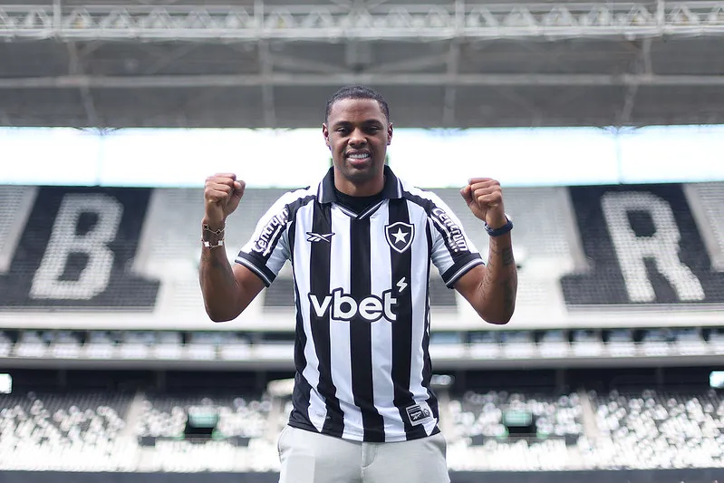 Kaio Pantaleão posou com a camisa do Botafogo. Foto: Vitor Silva/Botafogo