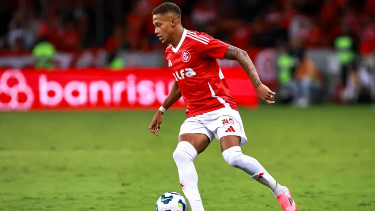 Vitinho em ação pelo Internacional - Foto: Maxi Franzoi/AGIF