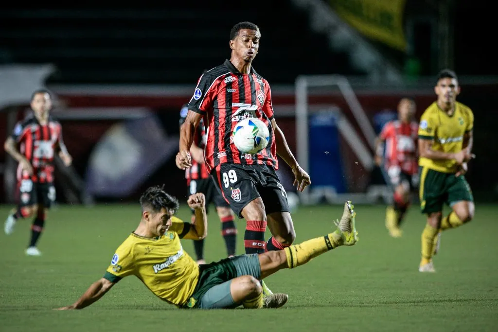 Carlinhos jogador do Vitoria durante partida contra o Defensa y Justicia no estadio Barradao pelo campeonato Copa Sul-americana 2025. Foto: Jhony Pinho/AGIF