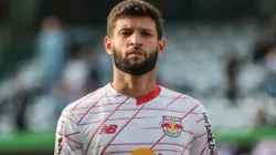 Juninho Capixaba, jogador do Bragantino, durante execucao do hino nacional antes da partida contra o Gremio no estadio Couto Pereira pelo campeonato Brasileiro A 2024. Foto: Robson Mafra/AGIF
