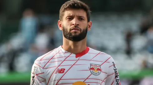 Juninho Capixaba, jogador do Bragantino, durante execucao do hino nacional antes da partida contra o Gremio no estadio Couto Pereira pelo campeonato Brasileiro A 2024. Foto: Robson Mafra/AGIF